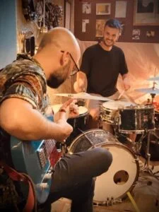 Tocando un tema instrumental en las clases de batería con Tasos