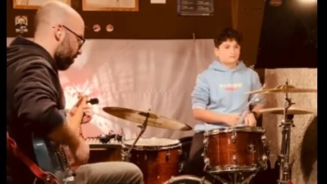 Arnau en Clase de Batería tocando Tibidabo de Pararrayos