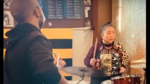 Min-Jin en clase de batería tocando un tema instrumental