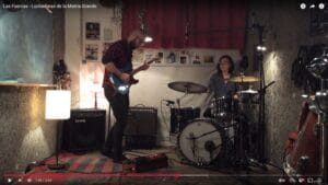 Miriam tocando la batería y Gonzalo la guitarra en power duo Las Fuerzas