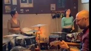 Sofía y Ruth tocando en clase de batería junto a Gonzalo