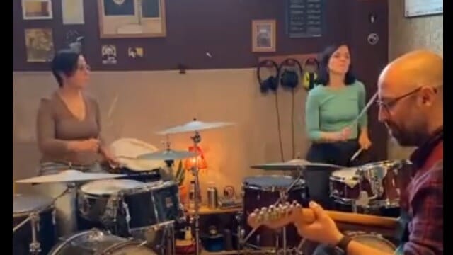 Sofía y Ruth tocando en clase de batería junto a Gonzalo