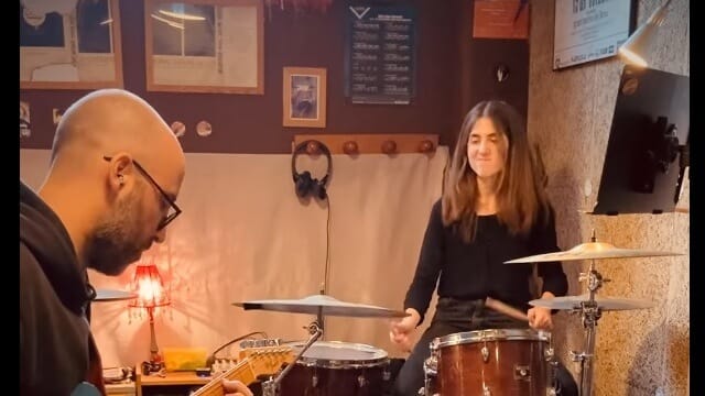 En clase de batería tocando con mi alumna Anna