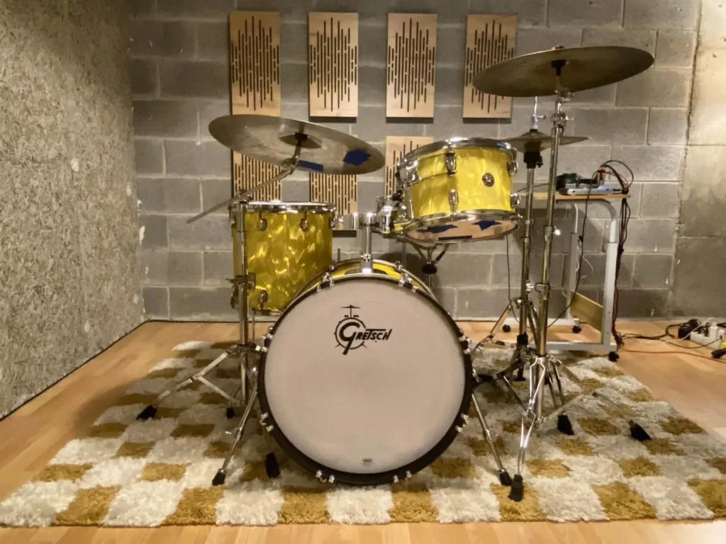 Batería acústica preparada para practicar en la sala de batería de Barcelona